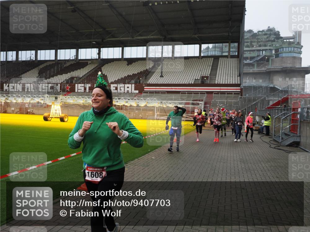 07.12.2025 - St. Pauli X-Mass-Run No. 15 Fabian Wolf http://msf.ph/oto/9407703 07.12.2025 11:05:59 Ziel 92, 298, 300, 659, 693, 854, 858, 878, 920, 924, 925, 927, 929, 932, 944, 973, 1024, 1025, 1092, 1196, 1208, 1428, 1429, 1430, 1432, 1608, 1648, 2243, 2245, 2254, 3272, 3278, 4583, 4585, 4587 meine-sportfotos.de