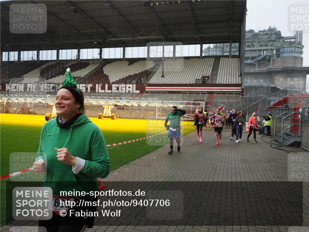07.12.2025 - St. Pauli X-Mass-Run No. 15 Fabian Wolf http://msf.ph/oto/9407706 07.12.2025 11:05:59 Ziel 92, 298, 300, 659, 693, 854, 858, 878, 920, 924, 925, 927, 929, 932, 944, 973, 1024, 1025, 1092, 1196, 1208, 1428, 1429, 1430, 1432, 1608, 1648, 2243, 2245, 2254, 3272, 3278, 4583, 4585, 4587 meine-sportfotos.de