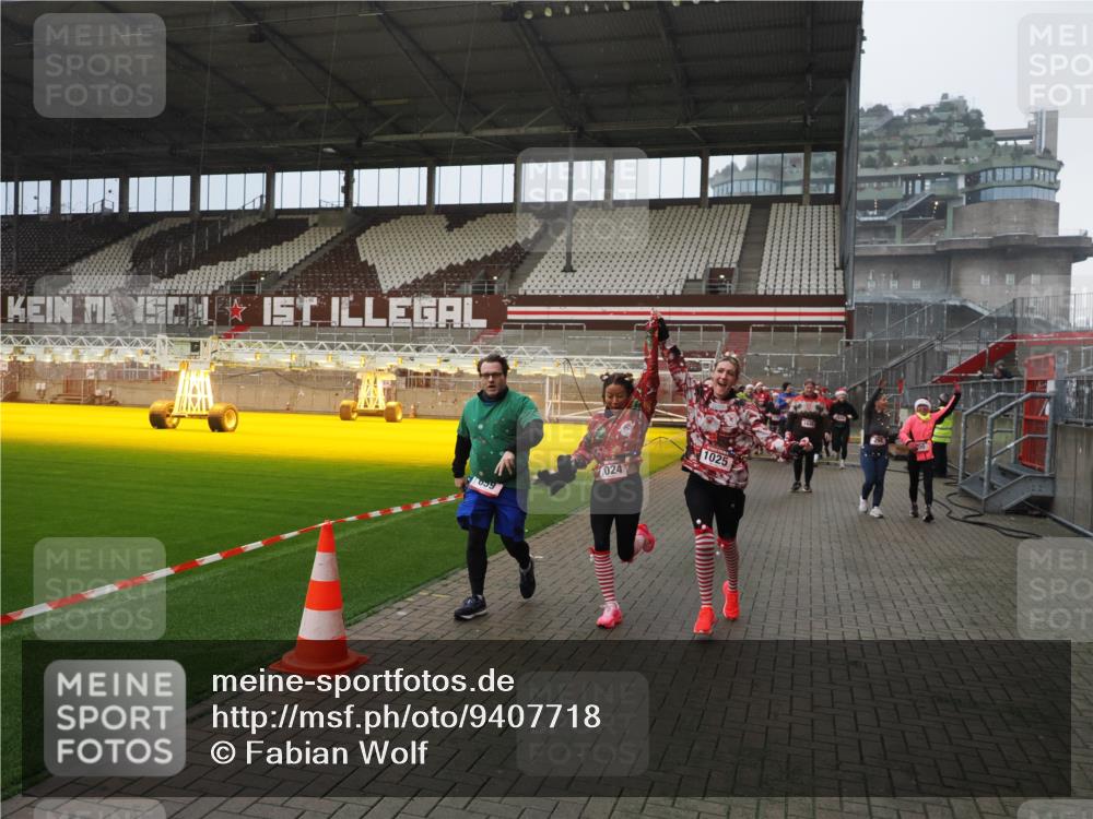 07.12.2025 - St. Pauli X-Mass-Run No. 15 Fabian Wolf http://msf.ph/oto/9407718 07.12.2025 11:06:01 Ziel 92, 298, 300, 402, 403, 659, 693, 854, 858, 878, 920, 924, 925, 927, 929, 932, 944, 973, 1024, 1025, 1092, 1208, 1223, 1229, 1428, 1429, 1430, 1432, 1608, 1648, 2243, 2245, 3272, 3278, 4583, 4585, 4587 meine-sportfotos.de