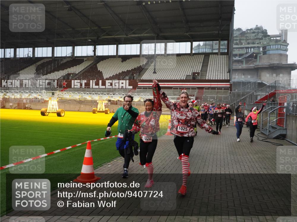07.12.2025 - St. Pauli X-Mass-Run No. 15 Fabian Wolf http://msf.ph/oto/9407724 07.12.2025 11:06:01 Ziel 92, 298, 300, 402, 403, 659, 693, 854, 858, 878, 920, 924, 925, 927, 929, 932, 944, 973, 1024, 1025, 1092, 1208, 1223, 1229, 1428, 1429, 1430, 1432, 1608, 1648, 2243, 2245, 3272, 3278, 4583, 4585, 4587 meine-sportfotos.de