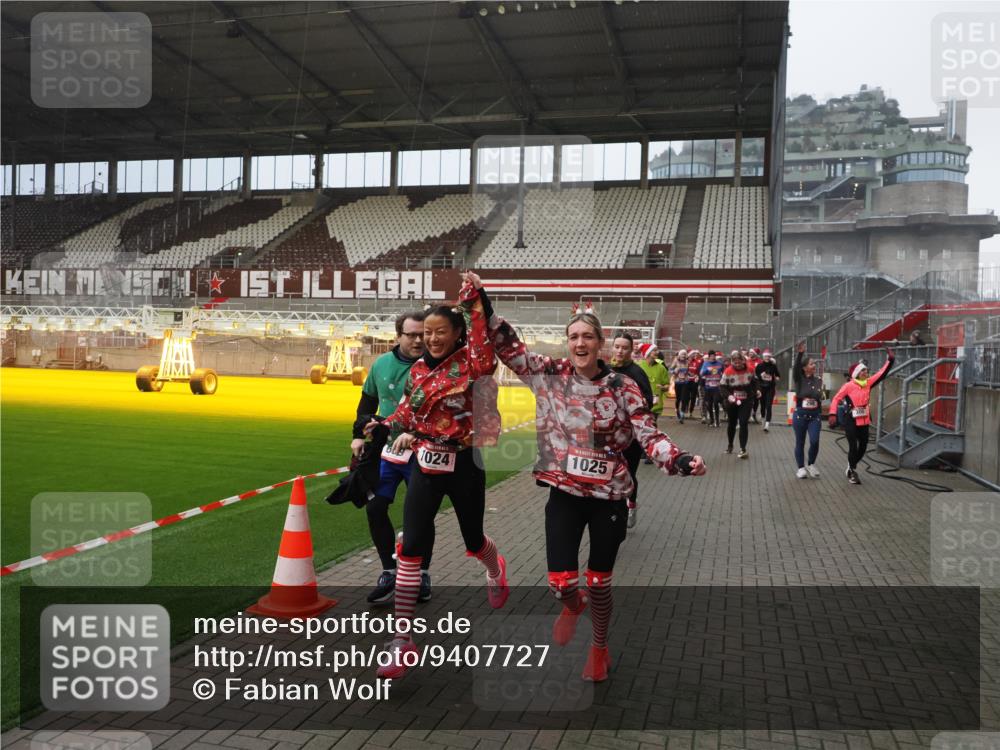 07.12.2025 - St. Pauli X-Mass-Run No. 15 Fabian Wolf http://msf.ph/oto/9407727 07.12.2025 11:06:01 Ziel 92, 298, 300, 402, 403, 659, 693, 854, 858, 878, 920, 924, 925, 927, 929, 932, 944, 973, 1024, 1025, 1092, 1208, 1223, 1229, 1428, 1429, 1430, 1432, 1608, 1648, 2243, 2245, 3272, 3278, 4583, 4585, 4587 meine-sportfotos.de