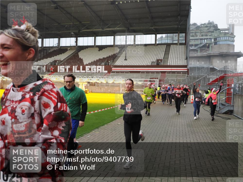 07.12.2025 - St. Pauli X-Mass-Run No. 15 Fabian Wolf http://msf.ph/oto/9407739 07.12.2025 11:06:02 Ziel 92, 298, 300, 402, 403, 659, 693, 854, 858, 878, 920, 924, 925, 927, 929, 944, 973, 1024, 1025, 1208, 1223, 1229, 1287, 1428, 1429, 1430, 1432, 1608, 1648, 2243, 2245, 3272, 3278, 4579, 4581, 4583, 4585, 4587 meine-sportfotos.de