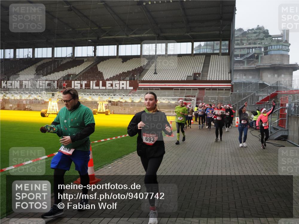 07.12.2025 - St. Pauli X-Mass-Run No. 15 Fabian Wolf http://msf.ph/oto/9407742 07.12.2025 11:06:02 Ziel 92, 298, 300, 402, 403, 659, 693, 854, 858, 878, 920, 924, 925, 927, 929, 944, 973, 1024, 1025, 1208, 1223, 1229, 1287, 1428, 1429, 1430, 1432, 1608, 1648, 2243, 2245, 3272, 3278, 4579, 4581, 4583, 4585, 4587 meine-sportfotos.de