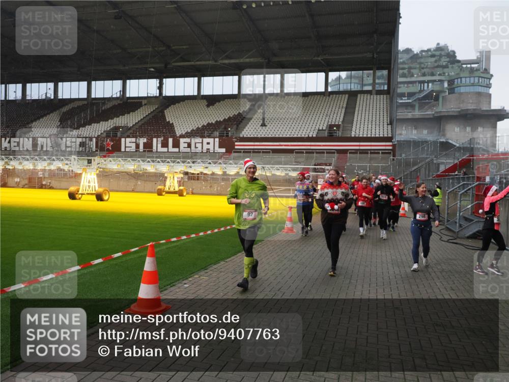 07.12.2025 - St. Pauli X-Mass-Run No. 15 Fabian Wolf http://msf.ph/oto/9407763 07.12.2025 11:06:04 Ziel 92, 298, 300, 402, 403, 556, 659, 693, 854, 858, 878, 920, 927, 929, 944, 1024, 1025, 1208, 1223, 1229, 1287, 1429, 1430, 1608, 1648, 2243, 2245, 3272, 3278, 4579, 4581, 4583, 4585, 4587 meine-sportfotos.de