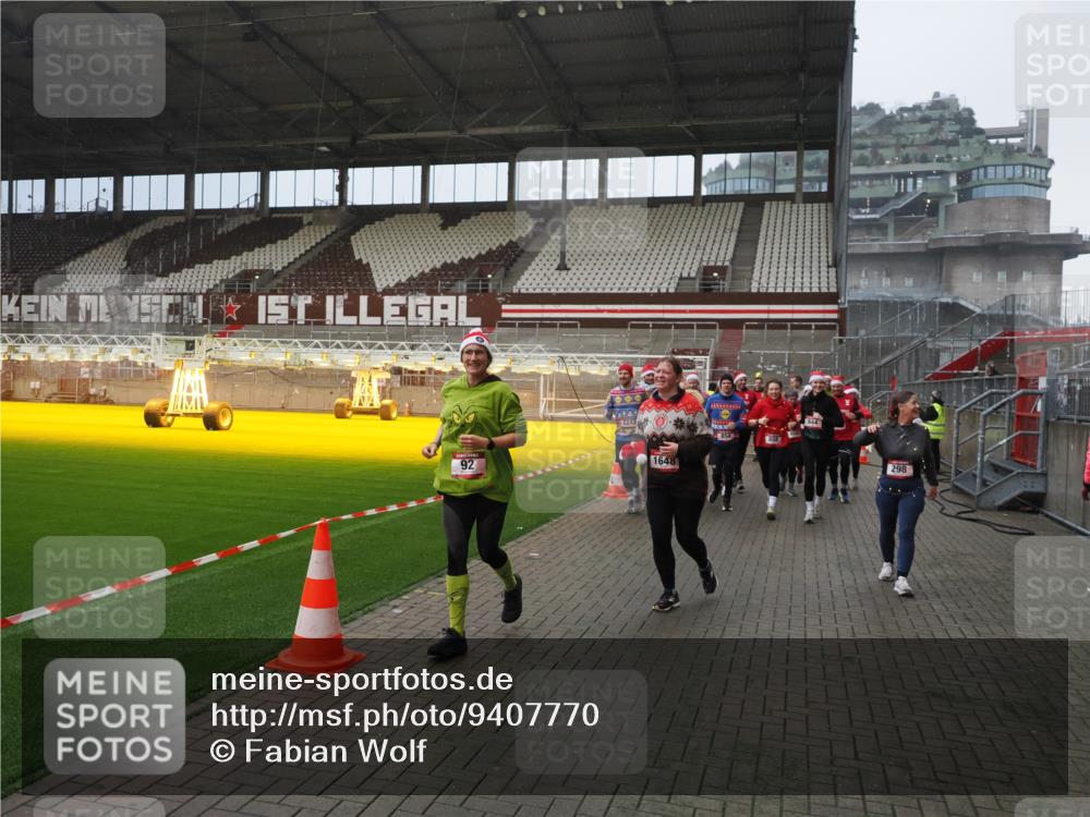 07.12.2025 - St. Pauli X-Mass-Run No. 15 Fabian Wolf http://msf.ph/oto/9407770 07.12.2025 11:06:05 Ziel 92, 298, 300, 402, 403, 556, 659, 693, 854, 858, 878, 920, 944, 1024, 1025, 1223, 1229, 1287, 1429, 1430, 1608, 1648, 2243, 2245, 4579, 4581, 4583, 4585, 4587 meine-sportfotos.de