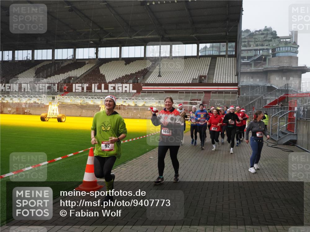 07.12.2025 - St. Pauli X-Mass-Run No. 15 Fabian Wolf http://msf.ph/oto/9407773 07.12.2025 11:06:05 Ziel 92, 298, 300, 402, 403, 556, 659, 693, 854, 858, 878, 920, 944, 1024, 1025, 1223, 1229, 1287, 1429, 1430, 1608, 1648, 2243, 2245, 4579, 4581, 4583, 4585, 4587 meine-sportfotos.de