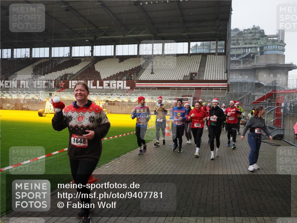 07.12.2025 - St. Pauli X-Mass-Run No. 15 Fabian Wolf http://msf.ph/oto/9407781 07.12.2025 11:06:06 Ziel 92, 298, 300, 402, 403, 556, 659, 693, 854, 858, 878, 920, 944, 1024, 1025, 1223, 1229, 1287, 1429, 1430, 1608, 1648, 2243, 2245, 4579, 4581, 4583, 4585, 4587 meine-sportfotos.de