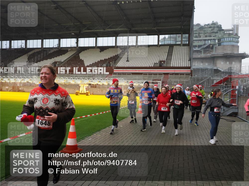 07.12.2025 - St. Pauli X-Mass-Run No. 15 Fabian Wolf http://msf.ph/oto/9407784 07.12.2025 11:06:06 Ziel 92, 298, 300, 402, 403, 556, 659, 693, 854, 858, 878, 920, 944, 1024, 1025, 1223, 1229, 1287, 1429, 1430, 1608, 1648, 2243, 2245, 4579, 4581, 4583, 4585, 4587 meine-sportfotos.de