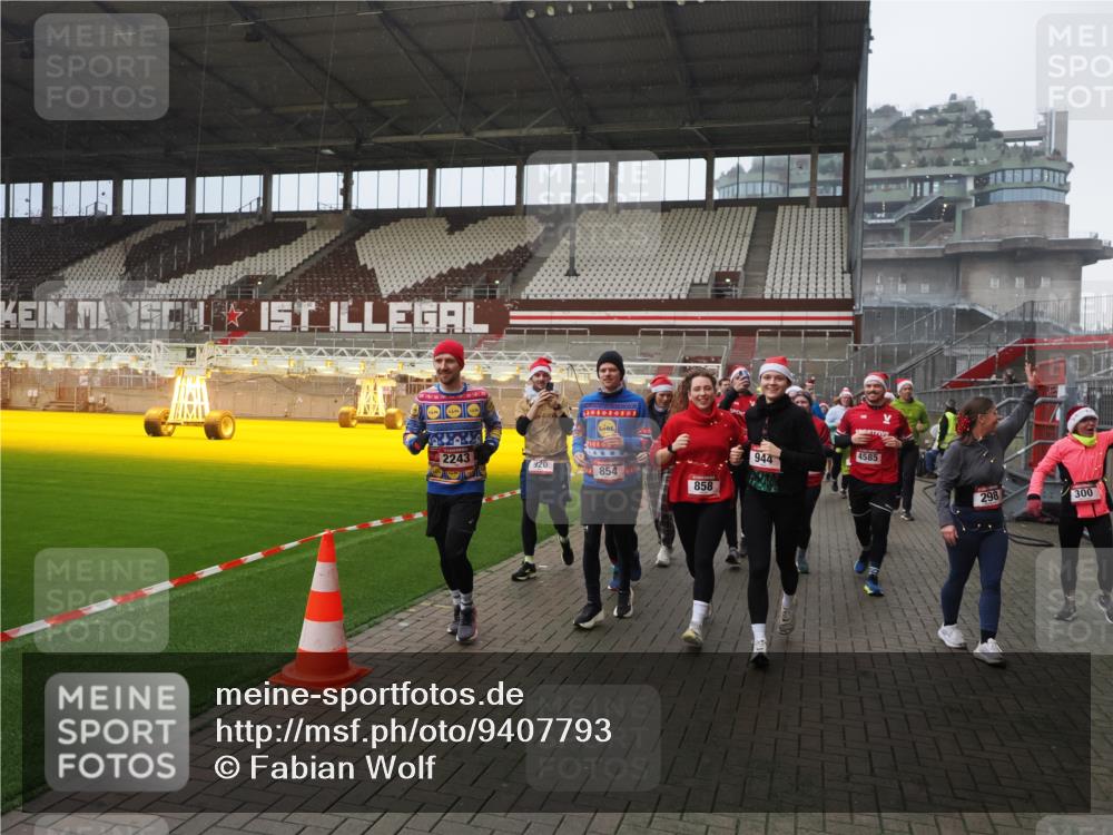 07.12.2025 - St. Pauli X-Mass-Run No. 15 Fabian Wolf http://msf.ph/oto/9407793 07.12.2025 11:06:07 Ziel 92, 298, 300, 402, 403, 556, 659, 693, 854, 858, 878, 920, 944, 1024, 1025, 1223, 1229, 1287, 1429, 1430, 1608, 1648, 2243, 2245, 4579, 4581, 4583, 4585, 4587 meine-sportfotos.de