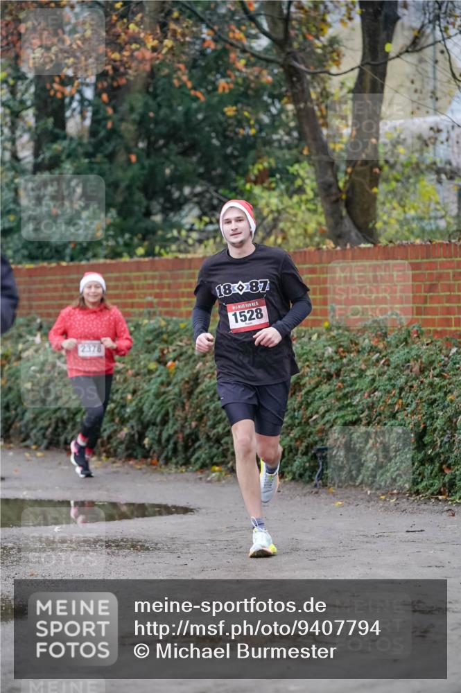 07.12.2025 - St. Pauli X-Mass-Run No. 15 Michael Burmester http://msf.ph/oto/9407794 07.12.2025 09:42:39 Laufen 2378, 1887, 15, 1528 meine-sportfotos.de
