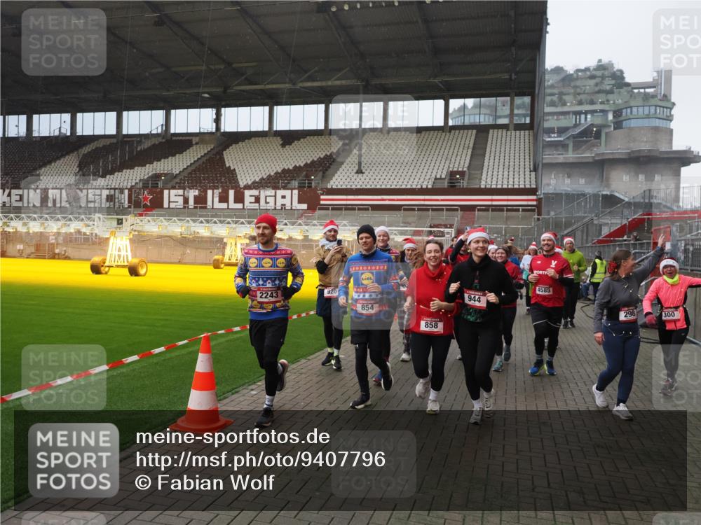 07.12.2025 - St. Pauli X-Mass-Run No. 15 Fabian Wolf http://msf.ph/oto/9407796 07.12.2025 11:06:07 Ziel 92, 298, 300, 402, 403, 556, 659, 693, 854, 858, 878, 920, 944, 1024, 1025, 1223, 1229, 1287, 1429, 1430, 1608, 1648, 2243, 2245, 4579, 4581, 4583, 4585, 4587 meine-sportfotos.de