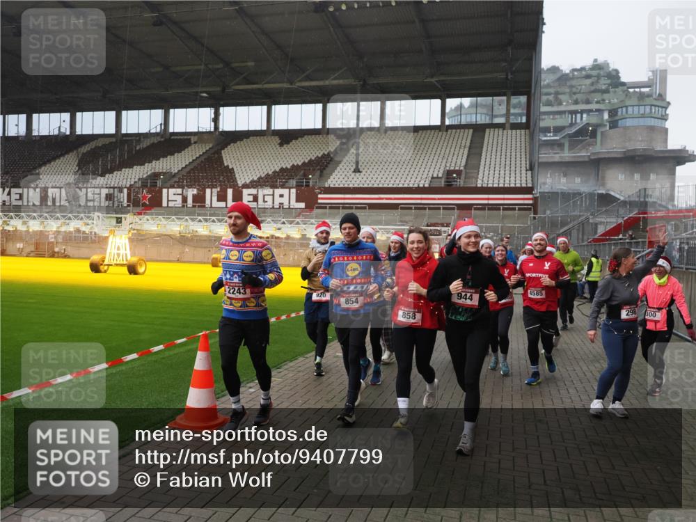 07.12.2025 - St. Pauli X-Mass-Run No. 15 Fabian Wolf http://msf.ph/oto/9407799 07.12.2025 11:06:07 Ziel 92, 298, 300, 402, 403, 556, 659, 693, 854, 858, 878, 920, 944, 1024, 1025, 1223, 1229, 1287, 1429, 1430, 1608, 1648, 2243, 2245, 4579, 4581, 4583, 4585, 4587 meine-sportfotos.de