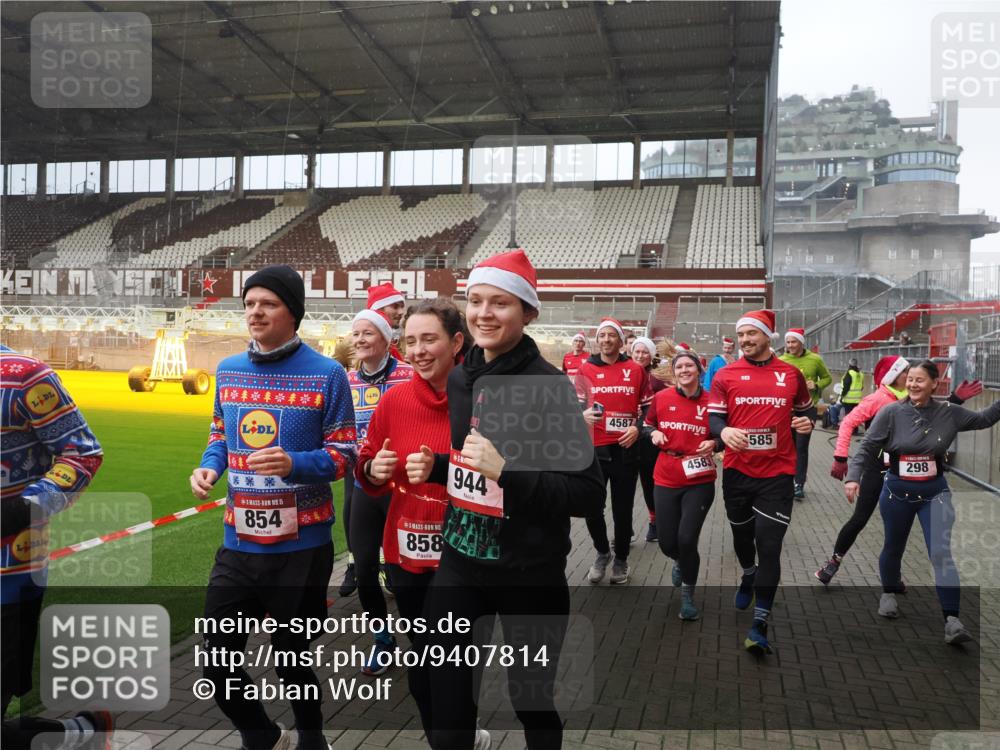07.12.2025 - St. Pauli X-Mass-Run No. 15 Fabian Wolf http://msf.ph/oto/9407814 07.12.2025 11:06:08 Ziel 92, 204, 298, 300, 402, 403, 414, 556, 659, 693, 854, 858, 878, 920, 944, 1024, 1025, 1223, 1229, 1287, 1429, 1430, 1608, 1648, 2243, 2245, 4579, 4581, 4583, 4585, 4587 meine-sportfotos.de