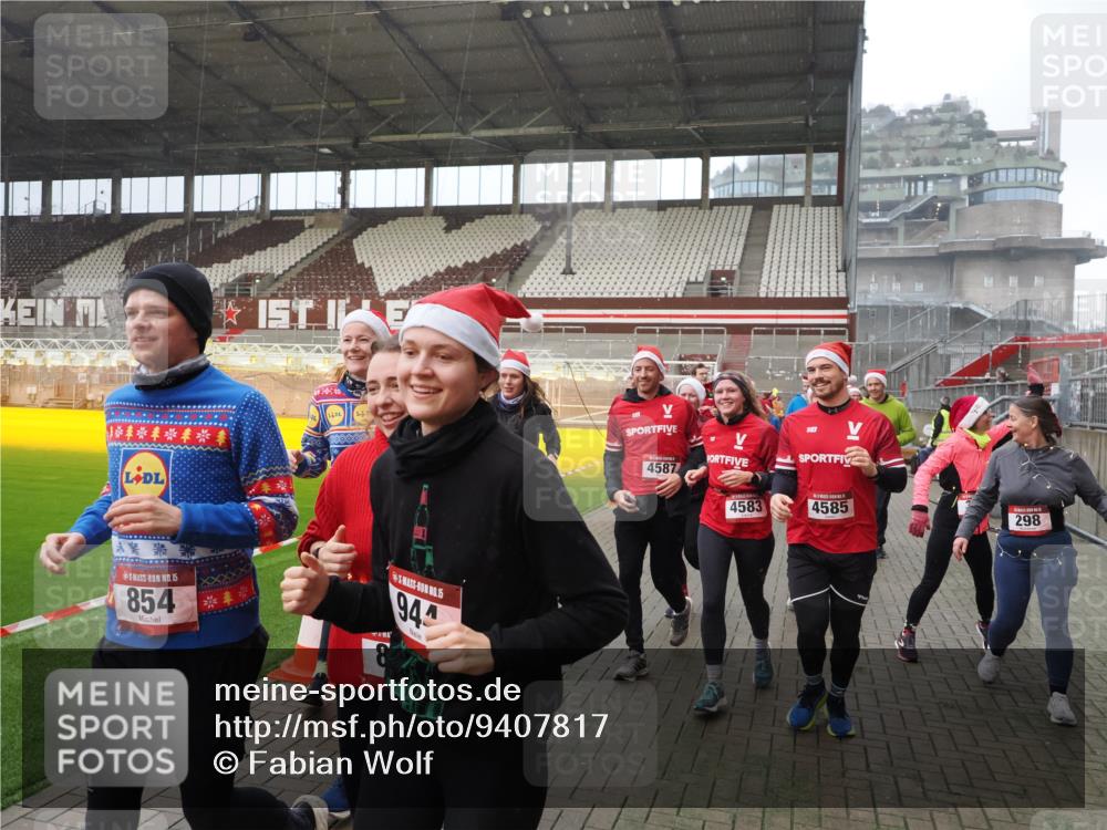 07.12.2025 - St. Pauli X-Mass-Run No. 15 Fabian Wolf http://msf.ph/oto/9407817 07.12.2025 11:06:08 Ziel 92, 204, 298, 300, 402, 403, 414, 556, 659, 693, 854, 858, 878, 920, 944, 1024, 1025, 1223, 1229, 1287, 1429, 1430, 1608, 1648, 2243, 2245, 4579, 4581, 4583, 4585, 4587 meine-sportfotos.de