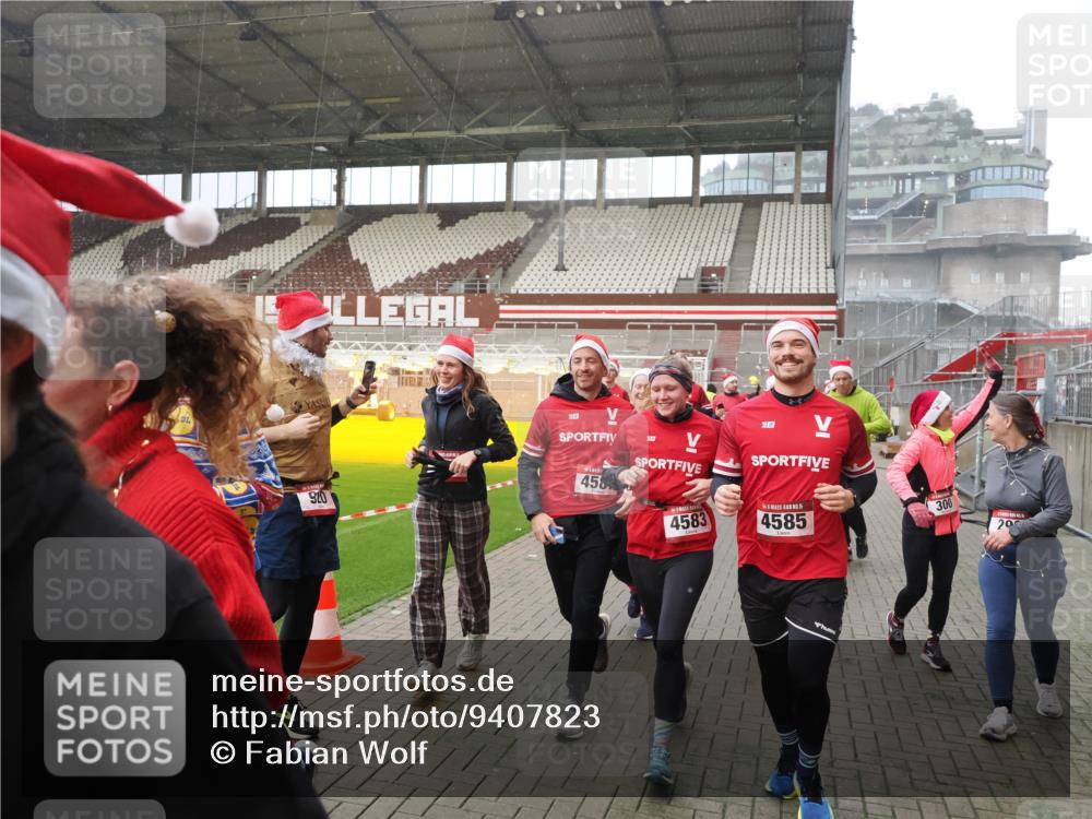 07.12.2025 - St. Pauli X-Mass-Run No. 15 Fabian Wolf http://msf.ph/oto/9407823 07.12.2025 11:06:09 Ziel 92, 204, 298, 300, 402, 403, 414, 556, 659, 693, 854, 858, 878, 920, 944, 1024, 1025, 1223, 1229, 1287, 1429, 1430, 1608, 1648, 2243, 2245, 4579, 4581, 4583, 4585, 4587 meine-sportfotos.de