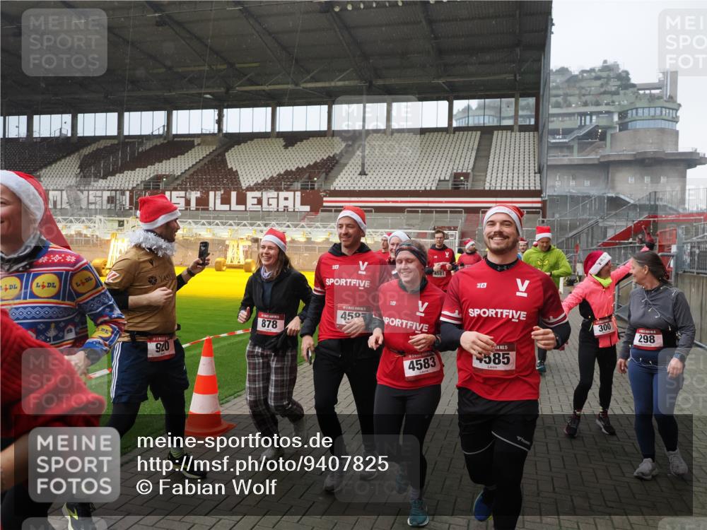 07.12.2025 - St. Pauli X-Mass-Run No. 15 Fabian Wolf http://msf.ph/oto/9407825 07.12.2025 11:06:09 Ziel 92, 204, 298, 300, 402, 403, 414, 556, 659, 693, 854, 858, 878, 920, 944, 1024, 1025, 1223, 1229, 1287, 1429, 1430, 1608, 1648, 2243, 2245, 4579, 4581, 4583, 4585, 4587 meine-sportfotos.de