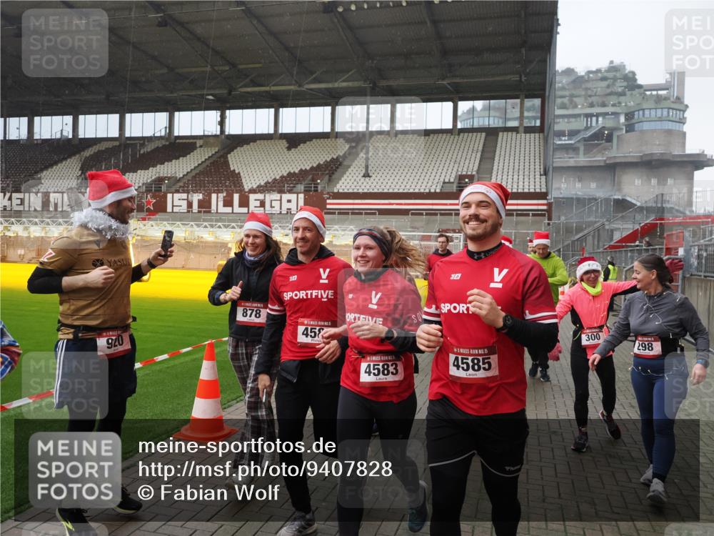 07.12.2025 - St. Pauli X-Mass-Run No. 15 Fabian Wolf http://msf.ph/oto/9407828 07.12.2025 11:06:09 Ziel 92, 204, 298, 300, 402, 403, 414, 556, 659, 693, 854, 858, 878, 920, 944, 1024, 1025, 1223, 1229, 1287, 1429, 1430, 1608, 1648, 2243, 2245, 4579, 4581, 4583, 4585, 4587 meine-sportfotos.de