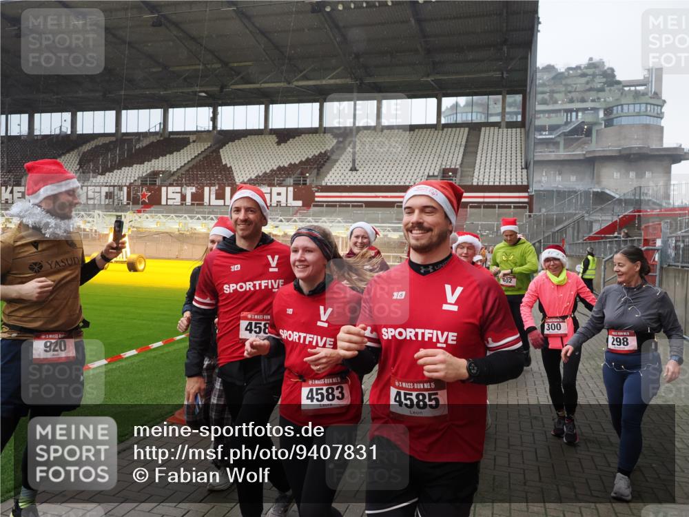 07.12.2025 - St. Pauli X-Mass-Run No. 15 Fabian Wolf http://msf.ph/oto/9407831 07.12.2025 11:06:09 Ziel 92, 204, 298, 300, 402, 403, 414, 556, 659, 693, 854, 858, 878, 920, 944, 1024, 1025, 1223, 1229, 1287, 1429, 1430, 1608, 1648, 2243, 2245, 4579, 4581, 4583, 4585, 4587 meine-sportfotos.de