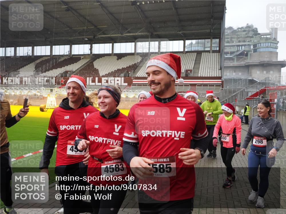 07.12.2025 - St. Pauli X-Mass-Run No. 15 Fabian Wolf http://msf.ph/oto/9407834 07.12.2025 11:06:10 Ziel 92, 204, 298, 300, 402, 403, 414, 556, 659, 693, 854, 858, 878, 920, 944, 1024, 1025, 1223, 1229, 1287, 1429, 1430, 1648, 2243, 2245, 4579, 4581, 4583, 4585, 4587 meine-sportfotos.de