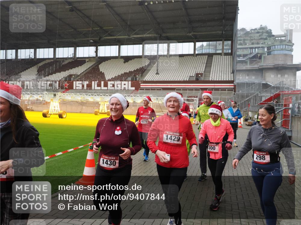 07.12.2025 - St. Pauli X-Mass-Run No. 15 Fabian Wolf http://msf.ph/oto/9407844 07.12.2025 11:06:10 Ziel 92, 204, 298, 300, 402, 403, 414, 556, 659, 693, 854, 858, 878, 920, 944, 1024, 1025, 1223, 1229, 1287, 1429, 1430, 1648, 2243, 2245, 4579, 4581, 4583, 4585, 4587 meine-sportfotos.de