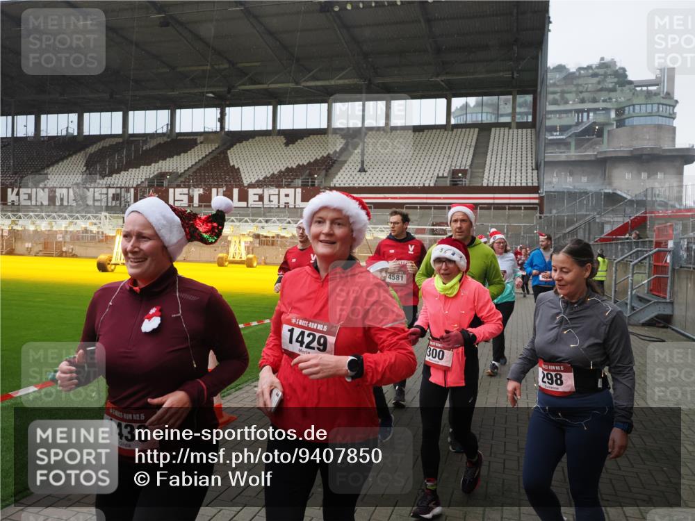 07.12.2025 - St. Pauli X-Mass-Run No. 15 Fabian Wolf http://msf.ph/oto/9407850 07.12.2025 11:06:11 Ziel 92, 204, 300, 402, 403, 414, 556, 659, 693, 854, 858, 878, 920, 944, 1024, 1025, 1223, 1229, 1287, 1403, 1429, 1430, 1648, 2243, 2245, 4579, 4581, 4583, 4585, 4587 meine-sportfotos.de