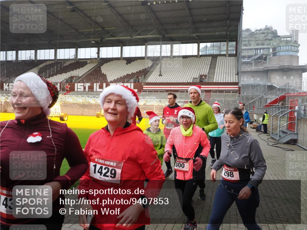 07.12.2025 - St. Pauli X-Mass-Run No. 15 Fabian Wolf http://msf.ph/oto/9407853 07.12.2025 11:06:11 Ziel 92, 204, 300, 402, 403, 414, 556, 659, 693, 854, 858, 878, 920, 944, 1024, 1025, 1223, 1229, 1287, 1403, 1429, 1430, 1648, 2243, 2245, 4579, 4581, 4583, 4585, 4587 meine-sportfotos.de