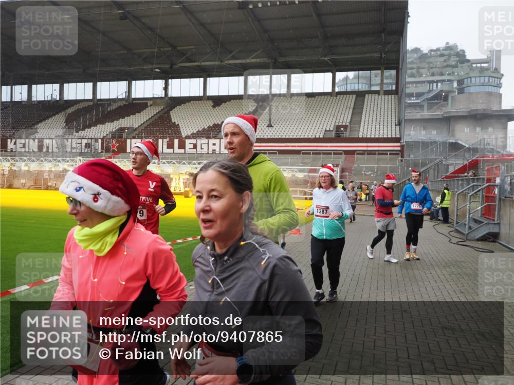 07.12.2025 - St. Pauli X-Mass-Run No. 15 Fabian Wolf http://msf.ph/oto/9407865 07.12.2025 11:06:12 Ziel 92, 204, 402, 403, 414, 556, 693, 854, 858, 878, 920, 944, 1024, 1025, 1223, 1229, 1287, 1403, 1429, 1430, 1648, 2243, 2245, 4579, 4581, 4583, 4585, 4587 meine-sportfotos.de