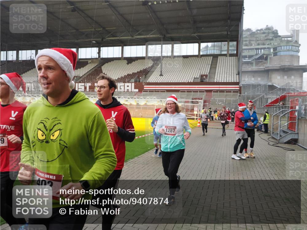 07.12.2025 - St. Pauli X-Mass-Run No. 15 Fabian Wolf http://msf.ph/oto/9407874 07.12.2025 11:06:12 Ziel 92, 204, 402, 403, 414, 556, 693, 854, 858, 878, 920, 944, 1024, 1025, 1223, 1229, 1287, 1403, 1429, 1430, 1648, 2243, 2245, 4579, 4581, 4583, 4585, 4587 meine-sportfotos.de