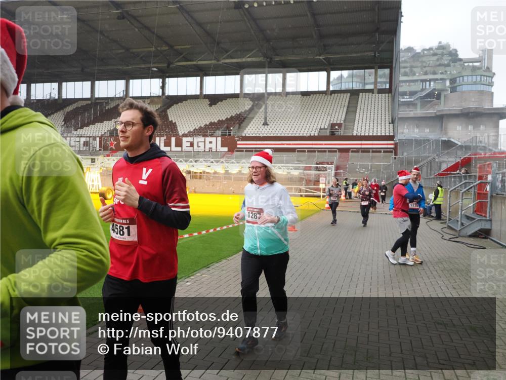 07.12.2025 - St. Pauli X-Mass-Run No. 15 Fabian Wolf http://msf.ph/oto/9407877 07.12.2025 11:06:12 Ziel 92, 204, 402, 403, 414, 556, 693, 854, 858, 878, 920, 944, 1024, 1025, 1223, 1229, 1287, 1403, 1429, 1430, 1648, 2243, 2245, 4579, 4581, 4583, 4585, 4587 meine-sportfotos.de