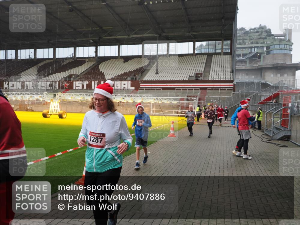 07.12.2025 - St. Pauli X-Mass-Run No. 15 Fabian Wolf http://msf.ph/oto/9407886 07.12.2025 11:06:13 Ziel 92, 204, 402, 403, 414, 474, 486, 556, 693, 854, 858, 878, 920, 944, 1024, 1025, 1223, 1229, 1287, 1403, 1429, 1430, 1648, 2243, 2245, 4579, 4581, 4583, 4585, 4587 meine-sportfotos.de
