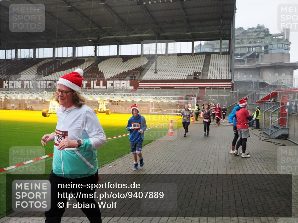 07.12.2025 - St. Pauli X-Mass-Run No. 15 Fabian Wolf http://msf.ph/oto/9407889 07.12.2025 11:06:13 Ziel 92, 204, 402, 403, 414, 474, 486, 556, 693, 854, 858, 878, 920, 944, 1024, 1025, 1223, 1229, 1287, 1403, 1429, 1430, 1648, 2243, 2245, 4579, 4581, 4583, 4585, 4587 meine-sportfotos.de