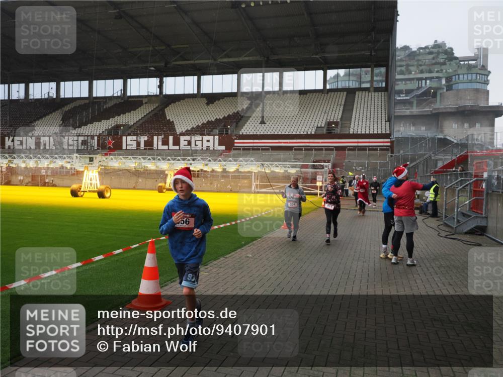 07.12.2025 - St. Pauli X-Mass-Run No. 15 Fabian Wolf http://msf.ph/oto/9407901 07.12.2025 11:06:14 Ziel 92, 204, 402, 403, 414, 474, 486, 556, 693, 854, 858, 878, 920, 944, 1024, 1025, 1223, 1229, 1287, 1403, 1429, 1430, 1648, 2243, 2245, 4579, 4581, 4583, 4585, 4587 meine-sportfotos.de