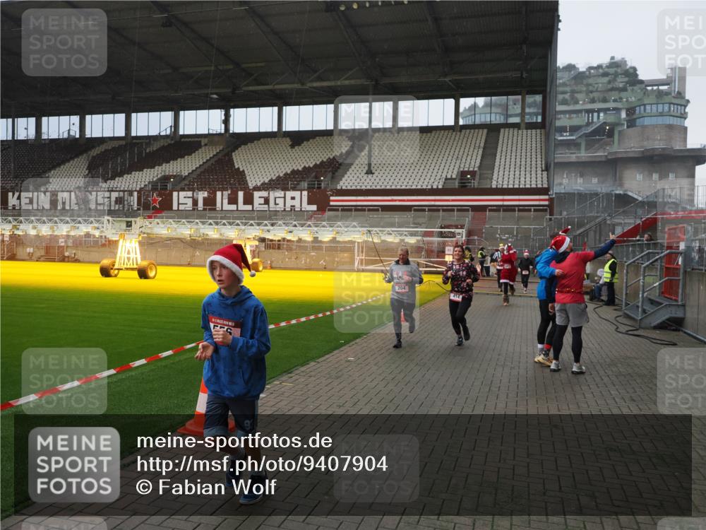 07.12.2025 - St. Pauli X-Mass-Run No. 15 Fabian Wolf http://msf.ph/oto/9407904 07.12.2025 11:06:14 Ziel 92, 204, 402, 403, 414, 474, 486, 556, 693, 854, 858, 878, 920, 944, 1024, 1025, 1223, 1229, 1287, 1403, 1429, 1430, 1648, 2243, 2245, 4579, 4581, 4583, 4585, 4587 meine-sportfotos.de