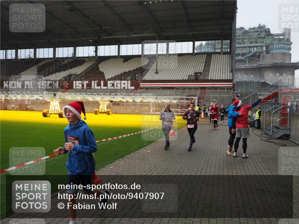 07.12.2025 - St. Pauli X-Mass-Run No. 15 Fabian Wolf http://msf.ph/oto/9407907 07.12.2025 11:06:14 Ziel 92, 204, 402, 403, 414, 474, 486, 556, 693, 854, 858, 878, 920, 944, 1024, 1025, 1223, 1229, 1287, 1403, 1429, 1430, 1648, 2243, 2245, 4579, 4581, 4583, 4585, 4587 meine-sportfotos.de