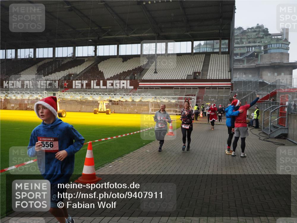 07.12.2025 - St. Pauli X-Mass-Run No. 15 Fabian Wolf http://msf.ph/oto/9407911 07.12.2025 11:06:15 Ziel 204, 402, 403, 414, 474, 486, 556, 693, 854, 858, 878, 920, 944, 1024, 1223, 1229, 1287, 1403, 1429, 1430, 1648, 2243, 2245, 4579, 4581, 4583, 4585, 4587 meine-sportfotos.de