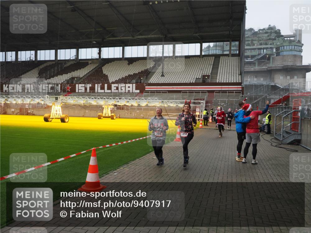 07.12.2025 - St. Pauli X-Mass-Run No. 15 Fabian Wolf http://msf.ph/oto/9407917 07.12.2025 11:06:15 Ziel 204, 402, 403, 414, 474, 486, 556, 693, 854, 858, 878, 920, 944, 1024, 1223, 1229, 1287, 1403, 1429, 1430, 1648, 2243, 2245, 4579, 4581, 4583, 4585, 4587 meine-sportfotos.de