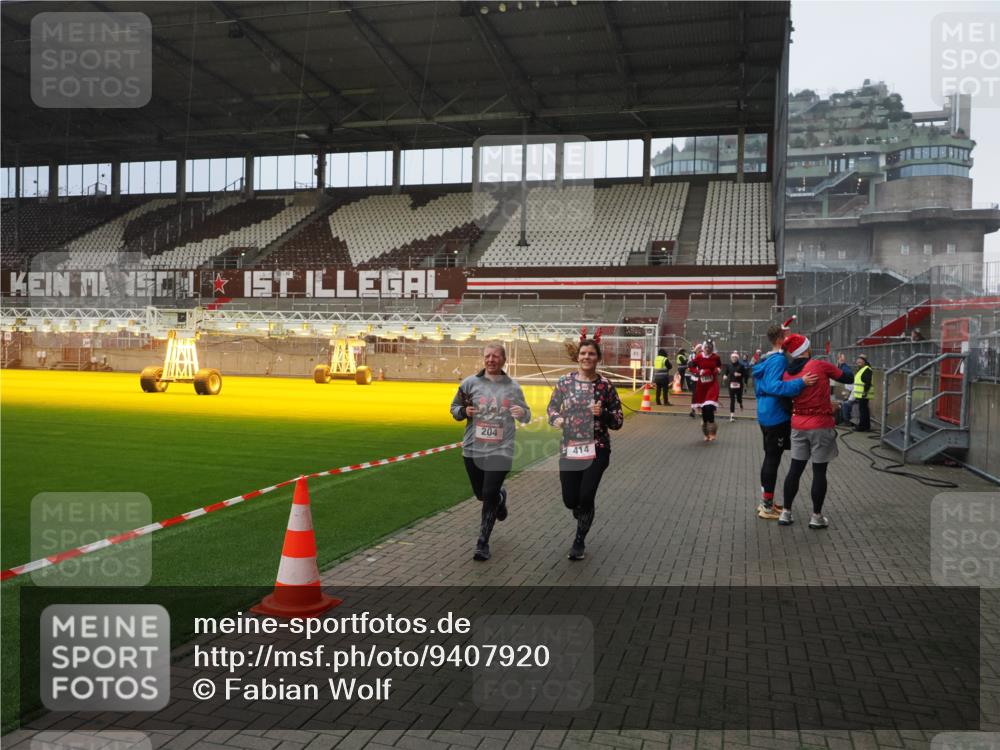 07.12.2025 - St. Pauli X-Mass-Run No. 15 Fabian Wolf http://msf.ph/oto/9407920 07.12.2025 11:06:15 Ziel 204, 402, 403, 414, 474, 486, 556, 693, 854, 858, 878, 920, 944, 1024, 1223, 1229, 1287, 1403, 1429, 1430, 1648, 2243, 2245, 4579, 4581, 4583, 4585, 4587 meine-sportfotos.de