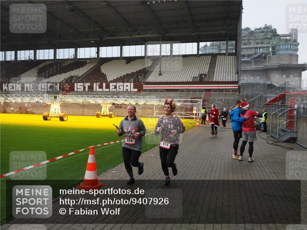 07.12.2025 - St. Pauli X-Mass-Run No. 15 Fabian Wolf http://msf.ph/oto/9407926 07.12.2025 11:06:16 Ziel 204, 402, 403, 414, 474, 486, 556, 854, 858, 878, 920, 944, 1223, 1229, 1287, 1403, 1429, 1430, 2243, 2245, 4579, 4581, 4583, 4585, 4587 meine-sportfotos.de