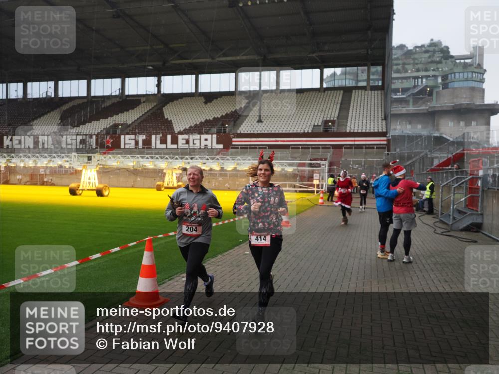 07.12.2025 - St. Pauli X-Mass-Run No. 15 Fabian Wolf http://msf.ph/oto/9407928 07.12.2025 11:06:16 Ziel 204, 402, 403, 414, 474, 486, 556, 854, 858, 878, 920, 944, 1223, 1229, 1287, 1403, 1429, 1430, 2243, 2245, 4579, 4581, 4583, 4585, 4587 meine-sportfotos.de