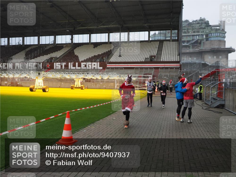 07.12.2025 - St. Pauli X-Mass-Run No. 15 Fabian Wolf http://msf.ph/oto/9407937 07.12.2025 11:06:18 Ziel 204, 402, 403, 414, 474, 486, 556, 854, 858, 878, 920, 1223, 1229, 1287, 1403, 1429, 1430, 1442, 2245, 4579, 4581, 4583, 4585, 4587 meine-sportfotos.de