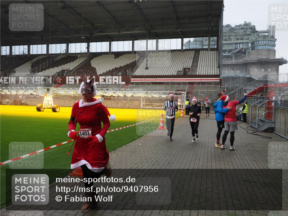 07.12.2025 - St. Pauli X-Mass-Run No. 15 Fabian Wolf http://msf.ph/oto/9407956 07.12.2025 11:06:20 Ziel 204, 402, 403, 414, 474, 486, 556, 1223, 1229, 1287, 1403, 1440, 1442, 4579, 4581 meine-sportfotos.de