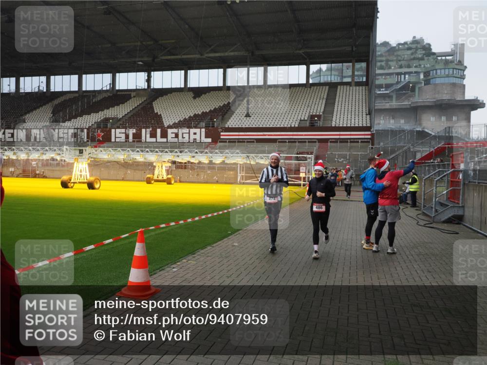 07.12.2025 - St. Pauli X-Mass-Run No. 15 Fabian Wolf http://msf.ph/oto/9407959 07.12.2025 11:06:20 Ziel 204, 402, 403, 414, 474, 486, 556, 1223, 1229, 1287, 1403, 1440, 1442, 4579, 4581 meine-sportfotos.de