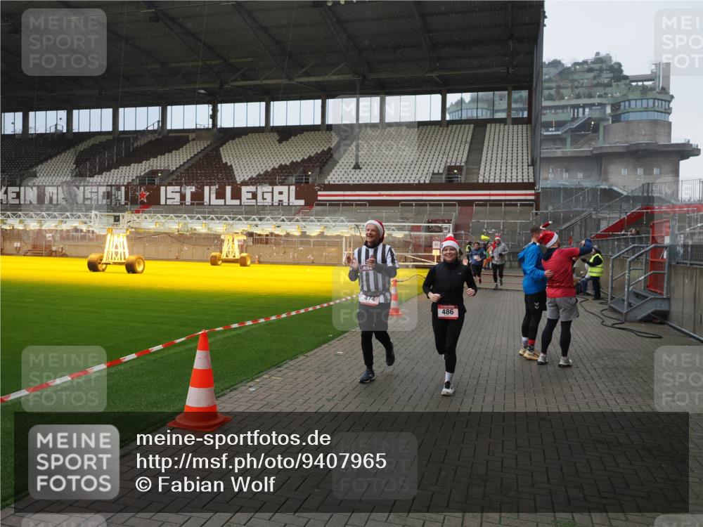 07.12.2025 - St. Pauli X-Mass-Run No. 15 Fabian Wolf http://msf.ph/oto/9407965 07.12.2025 11:06:21 Ziel 204, 402, 403, 414, 474, 486, 556, 1287, 1403, 1440, 1442, 4579, 4581 meine-sportfotos.de