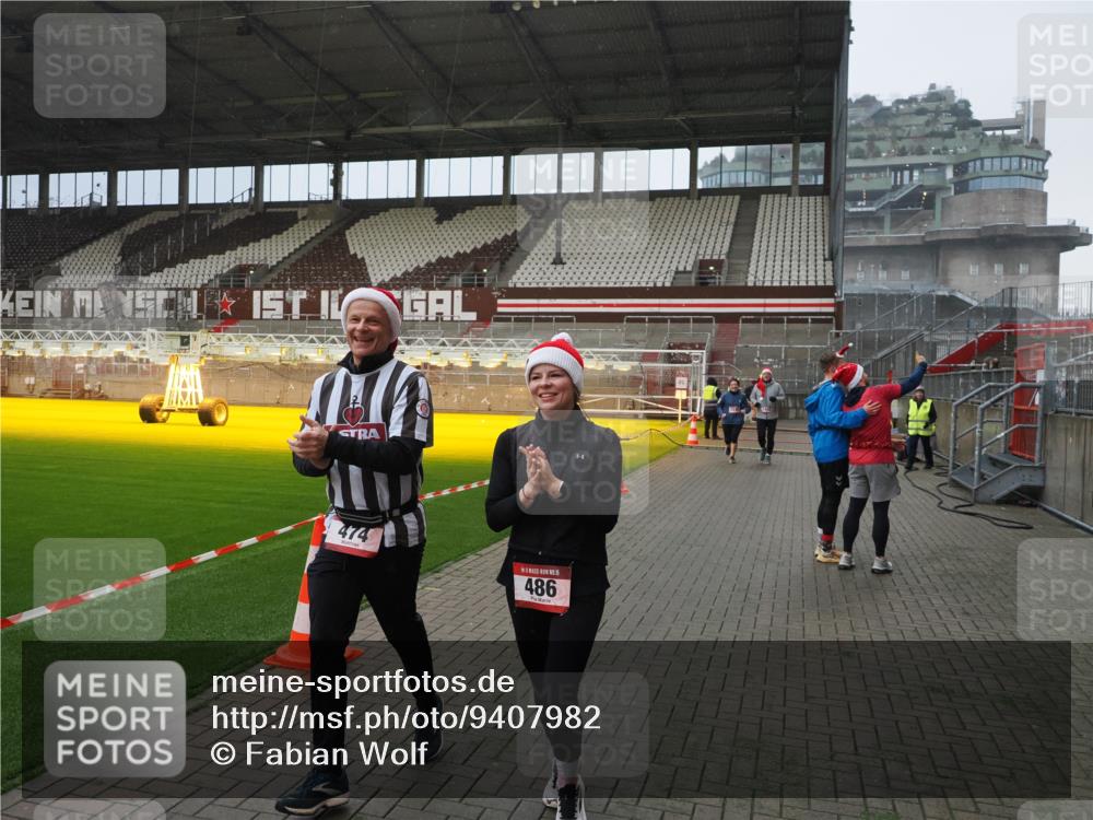 07.12.2025 - St. Pauli X-Mass-Run No. 15 Fabian Wolf http://msf.ph/oto/9407982 07.12.2025 11:06:22 Ziel 204, 414, 474, 486, 556, 1287, 1403, 1440, 1442, 4579, 4581 meine-sportfotos.de