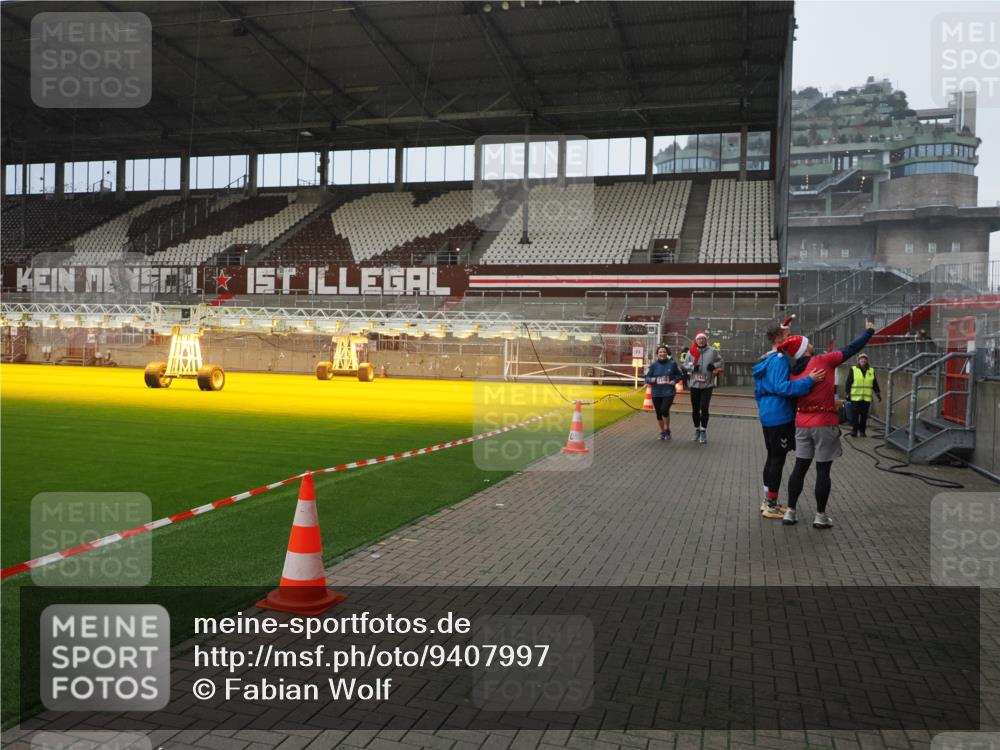 07.12.2025 - St. Pauli X-Mass-Run No. 15 Fabian Wolf http://msf.ph/oto/9407997 07.12.2025 11:06:23 Ziel 204, 414, 474, 486, 556, 1403, 1440, 1442 meine-sportfotos.de