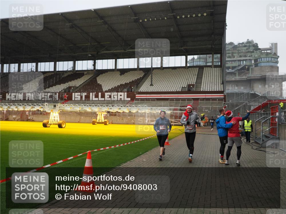 07.12.2025 - St. Pauli X-Mass-Run No. 15 Fabian Wolf http://msf.ph/oto/9408003 07.12.2025 11:06:25 Ziel 204, 414, 474, 486, 1403, 1440, 1442 meine-sportfotos.de