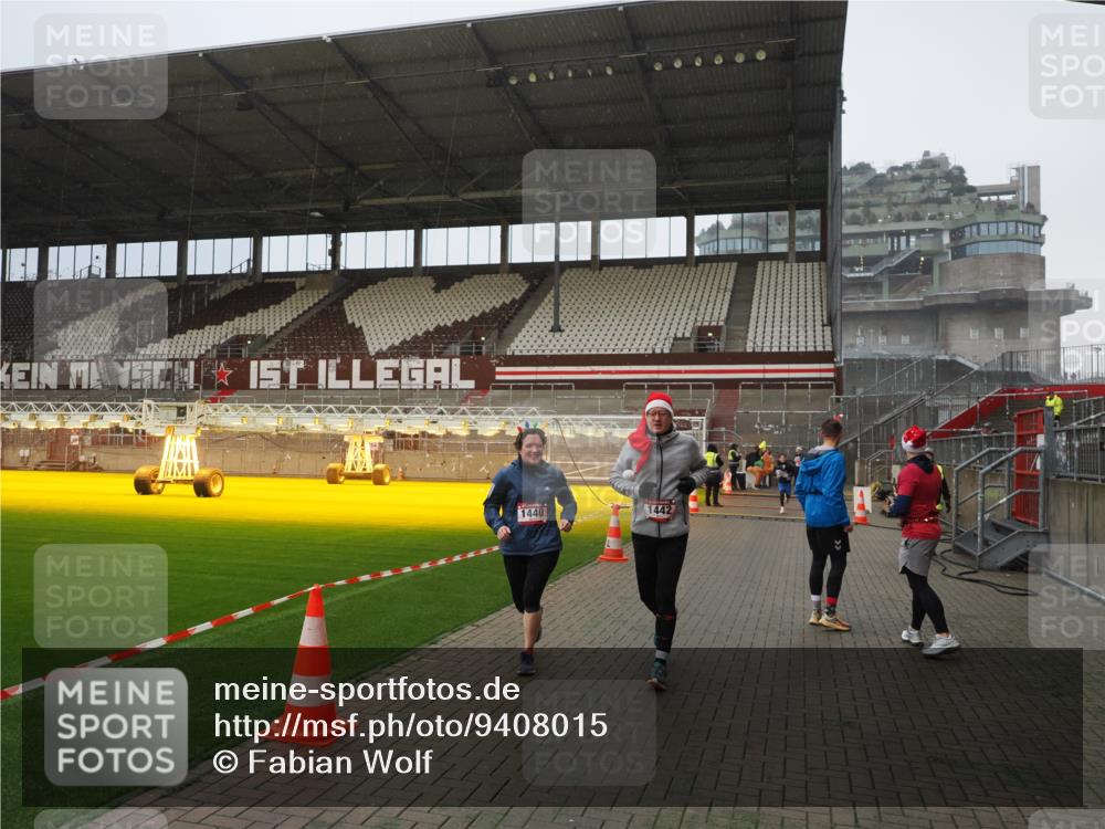 07.12.2025 - St. Pauli X-Mass-Run No. 15 Fabian Wolf http://msf.ph/oto/9408015 07.12.2025 11:06:26 Ziel 204, 414, 474, 486, 1403, 1440, 1442, 1556, 1564 meine-sportfotos.de
