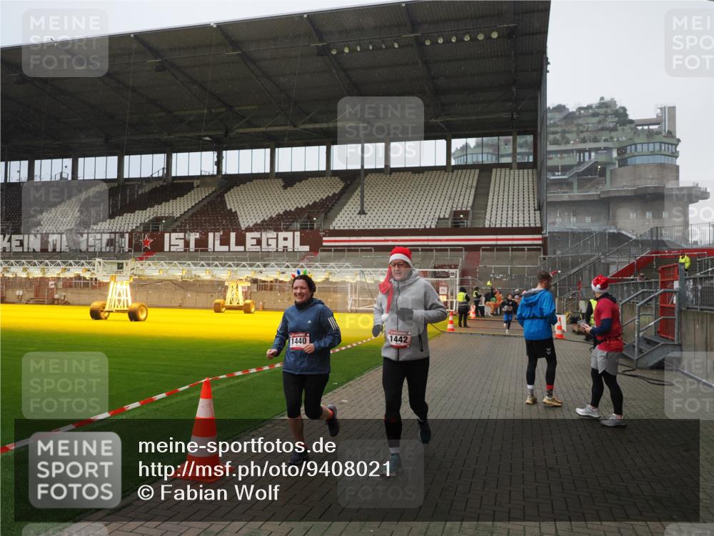 07.12.2025 - St. Pauli X-Mass-Run No. 15 Fabian Wolf http://msf.ph/oto/9408021 07.12.2025 11:06:27 Ziel 204, 414, 474, 486, 1403, 1440, 1442, 1556, 1564 meine-sportfotos.de