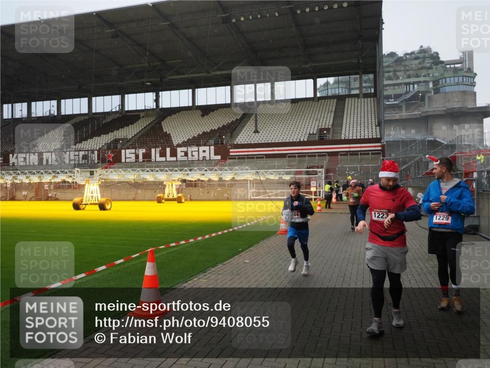 07.12.2025 - St. Pauli X-Mass-Run No. 15 Fabian Wolf http://msf.ph/oto/9408055 07.12.2025 11:06:31 Ziel 474, 486, 565, 1285, 1286, 1403, 1440, 1442, 1556, 1564 meine-sportfotos.de