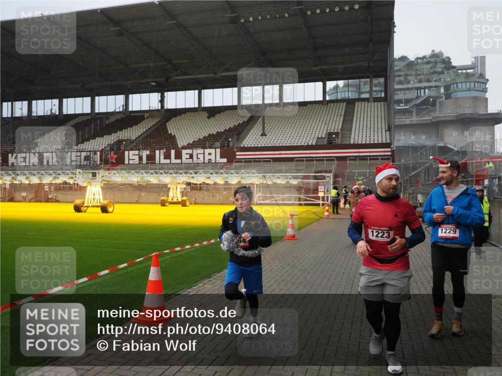 07.12.2025 - St. Pauli X-Mass-Run No. 15 Fabian Wolf http://msf.ph/oto/9408064 07.12.2025 11:06:31 Ziel 474, 486, 565, 1285, 1286, 1403, 1440, 1442, 1556, 1564 meine-sportfotos.de